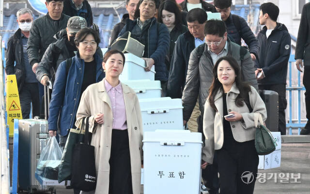 제22대 국회의원선거를 6일 앞둔 4일 오전 옹진군선관위 관계자들이 인천 중구 인천항연안여객터미널에서 도서지역에서 사용할 투표함을 이송하고 있다. 조병석기자