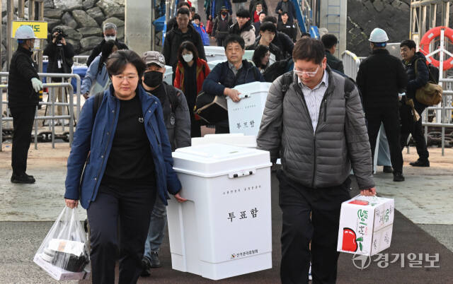 제22대 국회의원선거를 6일 앞둔 4일 오전 옹진군선관위 관계자들이 인천 중구 인천항연안여객터미널에서 도서지역에서 사용할 투표함을 이송하고 있다. 조병석기자