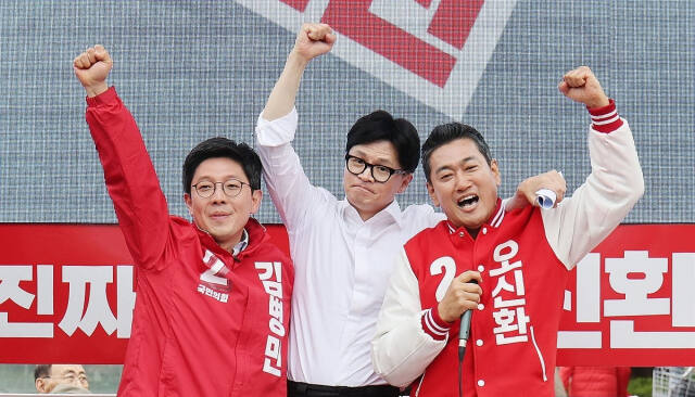 국민의힘 한동훈 비상대책위원장이 4일 광진구 자양동에서 김병민 광진구갑·오신환 광진구을 국회의원 후보의 지지를 호소하고 있다. 연합뉴스