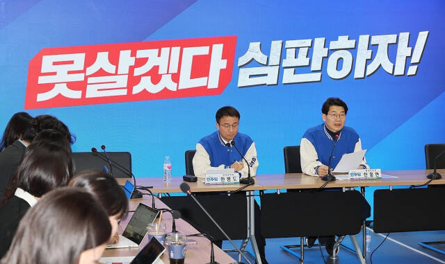 15일 서울 여의도 더불어민주당 중앙당사에서 열린 전략본부·홍보본부 합동기자간담회에서 한웅현 홍보본부장이 발언하고 있다. 왼쪽은 한병도 전략본부장. 연합뉴스