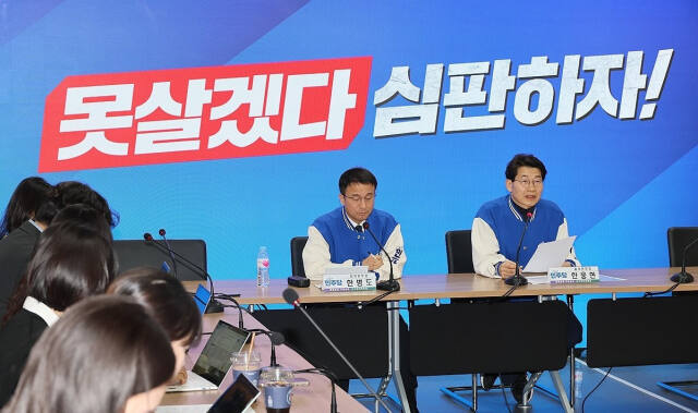 지난 3월 15일 서울 여의도 더불어민주당 중앙당사에서 열린 전략본부·홍보본부 합동기자간담회에서 한웅현 홍보본부장이 발언하고 있다. 왼쪽은 한병도 전략본부장.