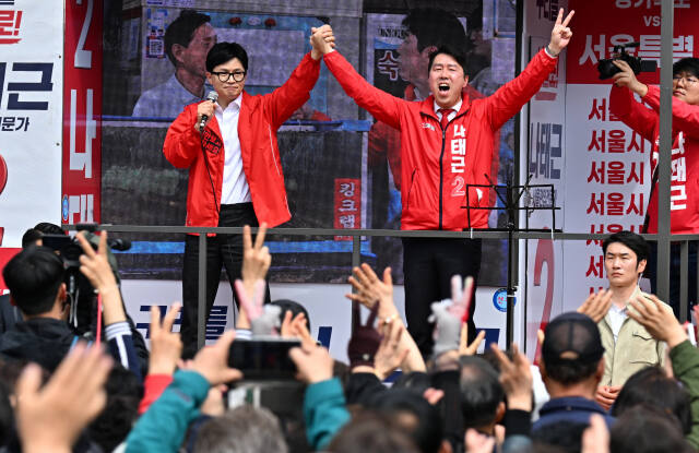 4일 오후 구리시 구리광장에서 국민의힘 한동훈 총괄선거대책위원장이 유권자들에게 나태근 후보를 지지해 줄 것을 호소하고 있다. 홍기웅기자