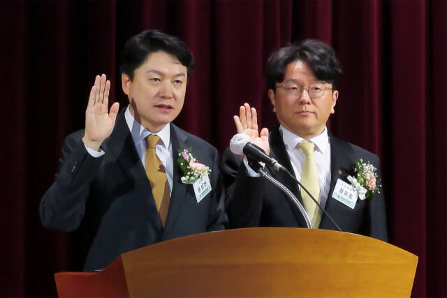 4일 오전 대한한의사협회에서 열린 ‘제45대 회장·수석부회장 취임식’에서 대한한의사협회 윤성찬 회장, 정유옹 수석부회장이 취임 선서를 하고 있다. 대한한의사협회 제공