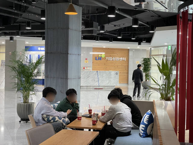 판교제2테크노밸리 LH기업성장센터 입주사 직원들이 1층에 마려된 오픈커뮤니티에서 사업을 구상 중이다. 이지민기자