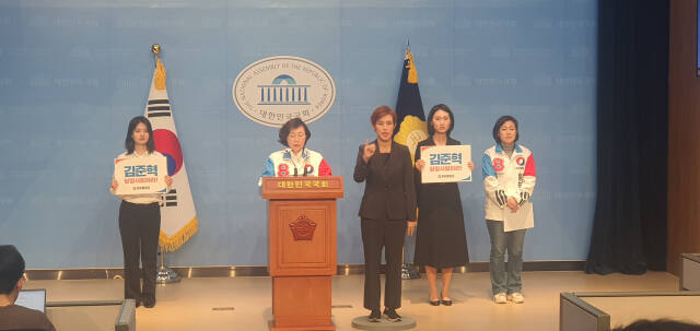 자유통일당 정현미 후보(비례대표 3번)가 지난 3일 국회에서 더불어민주당 수원정 김준혁 후보의 사퇴를 촉구하고 있다. 자유통일당 제공