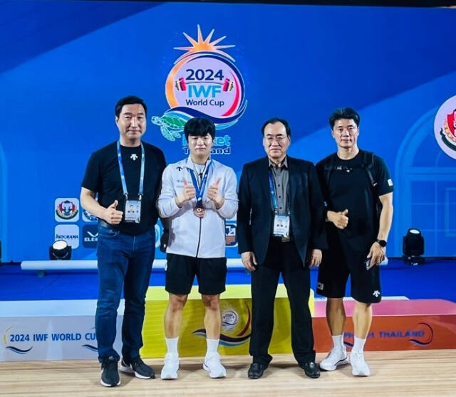 2024 국제역도연맹(IWF) 태국 월드컵 남자 73㎏급 용상에서 동메달을 획득한 박주효가 최성용 대한역도연맹 회장(오른쪽 두 번째), 최종근 고양시청 감독(왼쪽), 전용성 대표팀 감독(오른쪽)과 함께 기념촬영을 하고 있다.고양시청 제공