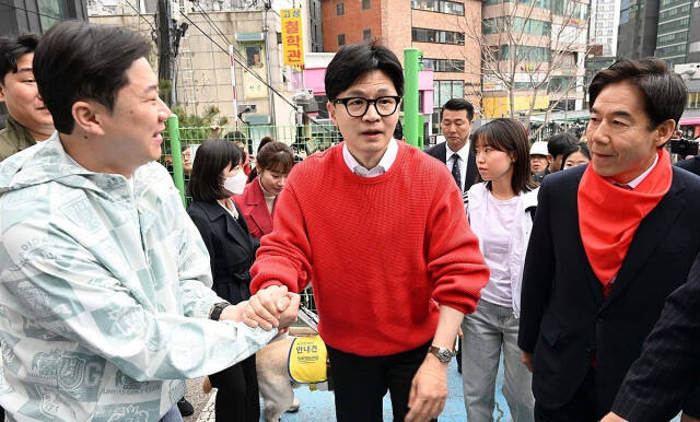 국민의힘 한동훈 비상대책위원장 겸 총괄선대위원장이 5일 서울 서대문구 신촌동 사전투표소로 들어서며 국민의미래 진종오 공동선거대책본부장과 인사하고 있다. 연합뉴스
