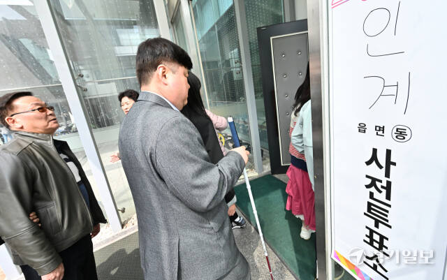 앞이 보이질 않지만.. 나라를 위한 사전투표 [포토뉴스]