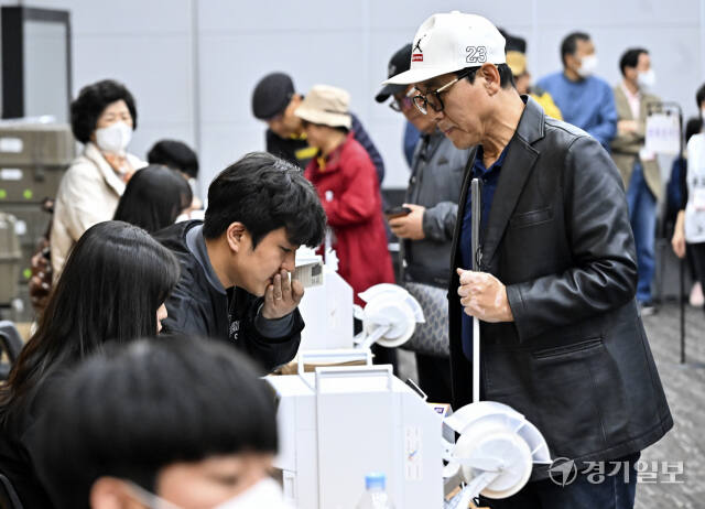 앞이 보이질 않지만.. 나라를 위한 사전투표 [포토뉴스]
