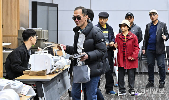 앞이 보이질 않지만.. 나라를 위한 사전투표 [포토뉴스]