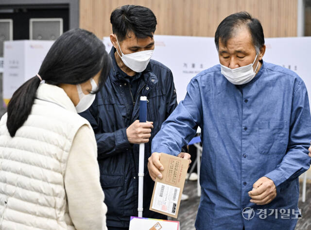 앞이 보이질 않지만.. 나라를 위한 사전투표 [포토뉴스]