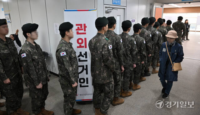 제22대 국회의원선거 사전투표일인 5일 오전 인천 계양3동 행복복지센터에 마련된 사전투표소에서 17사단 병사들이 투표를 위해 줄지어 서 있다.조병석기자