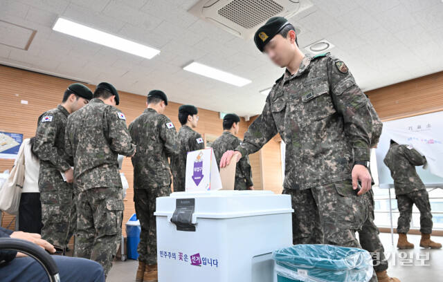 제22대 국회의원선거 사전투표일인 5일 오전 인천 계양3동 행복복지센터에 마련된 사전투표소에서 17사단 병사들이 투표를 하고 있다. 조병석기자