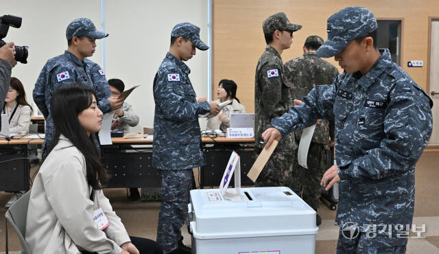 제22대 국회의원선거 사전투표일인 5일 오전 인천 중구 연안동행정복지센터 사전투표소에서 인천해역방어사령부 소속 해군 병사들이 투표를 하고 있다. 조병석기자