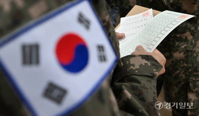 제22대 국회의원선거 사전투표일인 5일 오전 인천 중구 연안동행정복지센터 사전투표소에서 인천해역방어사령부 소속 한 해군 병사가 투표용지를 확인하고 있다. 조병석기자