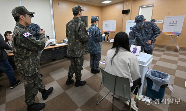 제22대 국회의원선거 사전투표일인 5일 오전 인천 중구 연안동행정복지센터 사전투표소에서 인천해역방어사령부 소속 해군 병사들이 투표를 하고 있다. 조병석기자