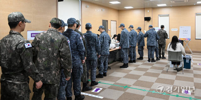 제22대 국회의원선거 사전투표일인 5일 오전 인천 중구 연안동행정복지센터 사전투표소에서 인천해역방어사령부 소속 해군 병사들이 투표를 위해 줄지어 서 있다. 조병석기자