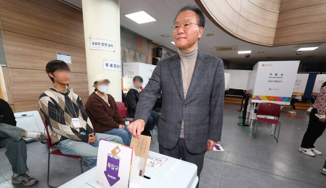 윤재옥 공동선거대책위원장이 제22대 국회의원선거 사전투표가 시작된 5일 오전 경기도 수원시 광교1동행정복지센터에 마련된 사전투표소에서 투표하고 있다. 연합뉴스