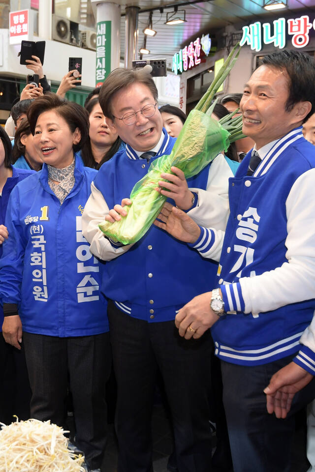 더불어민주당 이재명 대표가 지난달 24일 서울 송파구 잠실 새마을전통시장을 방문해 대파를 구매하고 있다. 연합뉴스