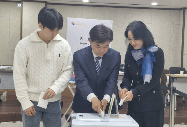 아내, 아들 등 가족들과 함께 사전투표장을 찾은 더불어민주당 김병욱 분당을 후보. 박채령 기자