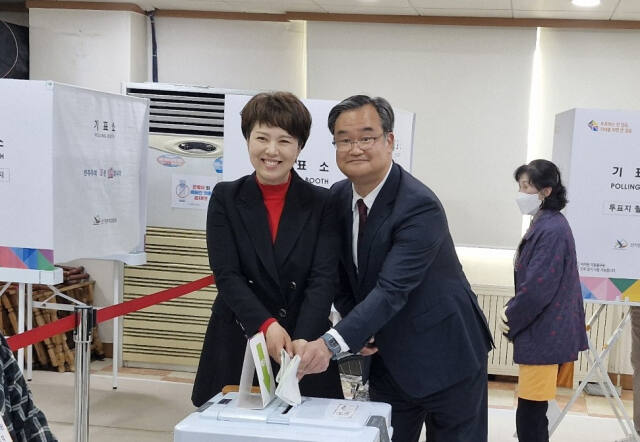 남편 유형동씨와 함께 사전투표장을 찾은 국민의힘 김은혜 분당을 후보. 박채령 기자
