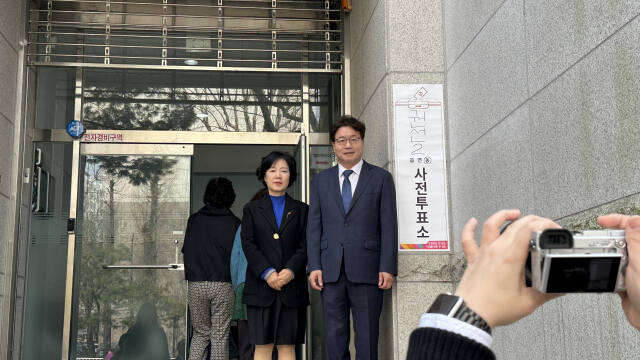 민주당 염태영 수원무 국회의원 후보가 5일 오전 사전투표에 임한 뒤 투표장을 나서고 있다. 오종민기자