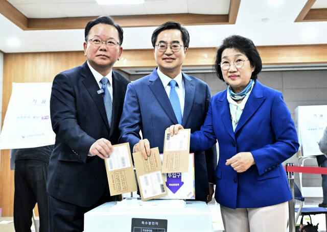 제22대 총선 사전투표 첫날인 5일 오전 김동연 경기도지사가 성남 분당구 서현1동 행정복지센터에서 민주당 김부겸 공동상임선대위원장과 투표하고 있다. 경기사진공동취재단