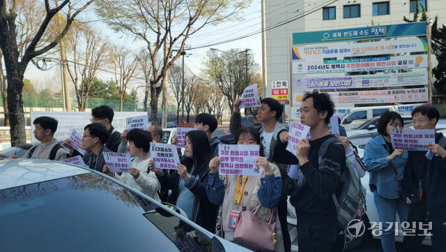 5일 오후 평택시 신평동행정복지센터 앞에서 장애인들이 임시 기표소 대신 통합 기표소 설치를 요구하며 집회를 하고 있다. 안노연기자