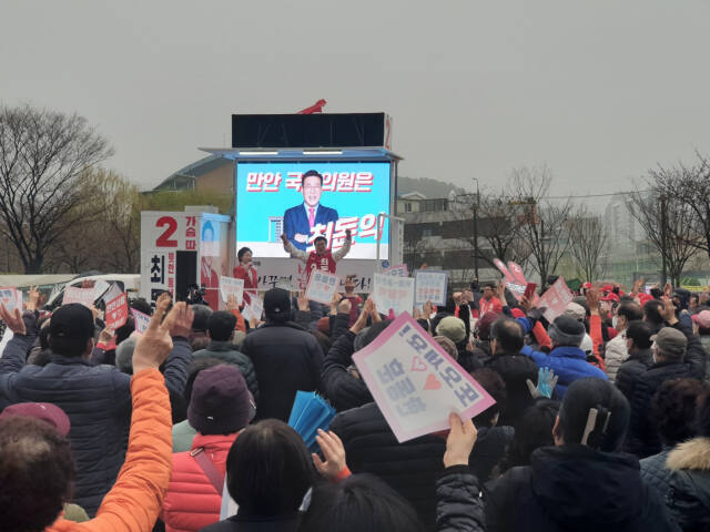 최돈익 안양 만안 국민의힘 후보가 선거 유세를 하고 있다. 최돈익 후보 캠프 제공