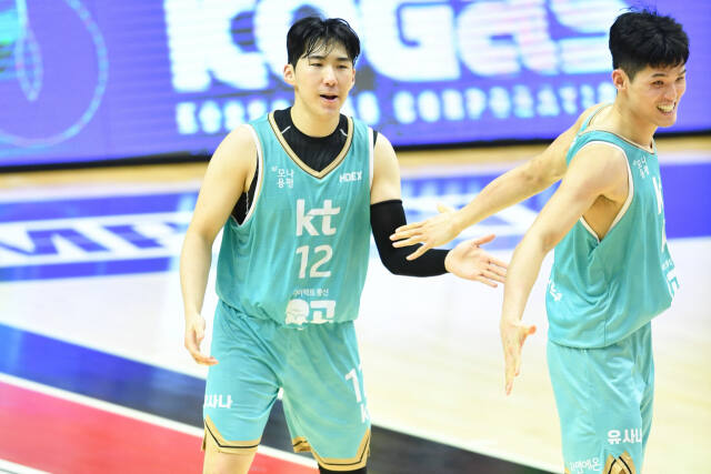 5일 수원 KT소닉붐아레나에서 열린 2023-2024 정관장 프로농구 6강 플레이오프에서 결승 3점포를 터뜨린 문정현(왼쪽)이 팀 선배 하윤기의 축하를 받고 있다.연합뉴스