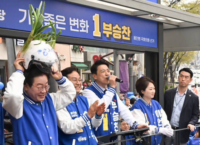 중앙선거관리위원회가 제22대 총선 투표에서 대파를 들고 투표소에 들어가지 못 하도록 한 것에 대해 논란이 일고 있는 가운데 6일 오전 부승찬 더불어민주당 용인시병 국회의원 후보의 유세 현장을 찾은 이재명 대표가 시민이 건넨 ‘대파 헬맷’을 들어 보이고 있다.조주현기자