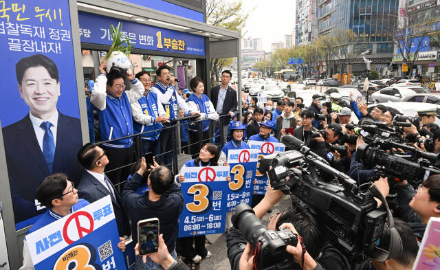 중앙선거관리위원회가 제22대 총선 투표에서 대파를 들고 투표소에 들어가지 못 하도록 한 것에 대해 논란이 일고 있는 가운데 6일 오전 부승찬 더불어민주당 용인시병 국회의원 후보의 유세 현장을 찾은 이재명 대표가 시민이 건넨 ‘대파 헬맷’을 들어 보이고 있다.조주현기자