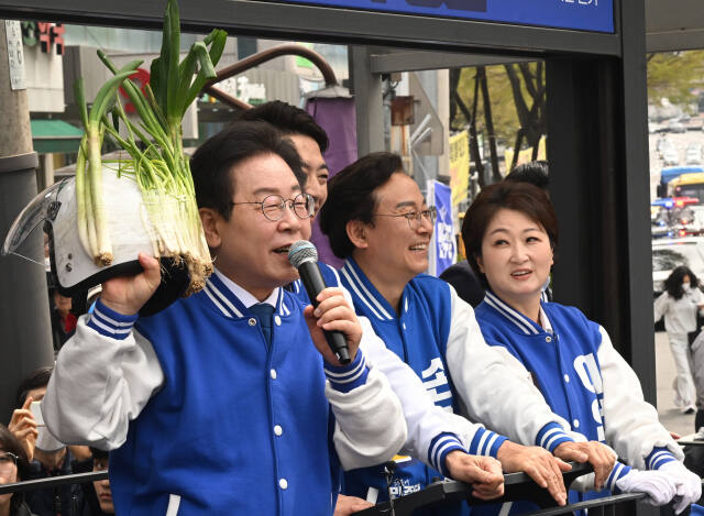 중앙선거관리위원회가 제22대 총선 투표에서 대파를 들고 투표소에 들어가지 못 하도록 한 것에 대해 논란이 일고 있는 가운데 6일 오전 부승찬 더불어민주당 용인시병 국회의원 후보의 유세 현장을 찾은 이재명 대표가 시민이 건넨 ‘대파 헬맷’을 들어 보이고 있다.조주현기자