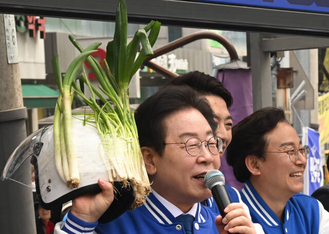 중앙선거관리위원회가 제22대 총선 투표에서 대파를 들고 투표소에 들어가지 못 하도록 한 것에 대해 논란이 일고 있는 가운데 6일 오전 부승찬 더불어민주당 용인시병 국회의원 후보의 유세 현장을 찾은 이재명 대표가 시민이 건넨 ‘대파 헬맷’을 들어 보이고 있다.조주현기자