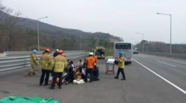 수도권제2순환고속도로 경기광주 방향 차량 4대 추돌사고 현장. 경기도소방재난본부 제공