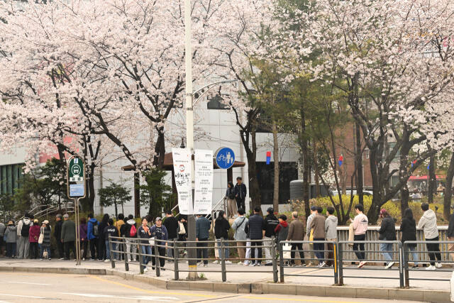 제22대 국회의원 선거 사전투표 둘째날인 6일 오후 용인특례시 풍덕천2동 사전투표소에 긴 줄이 늘어서 있다. 이날 오후 1시 기준 전국 누계 투표율은 23.41%로 나타났다.조주현기자