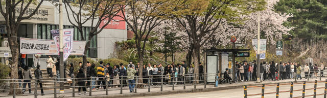 제22대 국회의원 선거 사전투표 둘째날인 6일 오후 용인특례시 풍덕천2동 사전투표소에 긴 줄이 늘어서 있다. 이날 오후 1시 기준 전국 누계 투표율은 23.41%로 나타났다.조주현기자