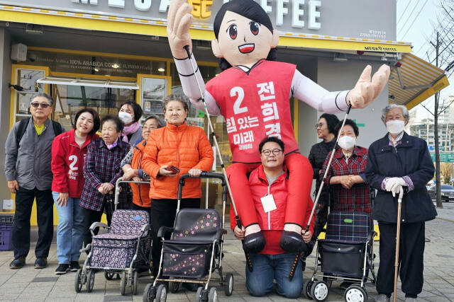 국민의힘 전희경 후보가 의정부 어르신에게 총선 지지를 호소하면 기념촬영하고 있다.