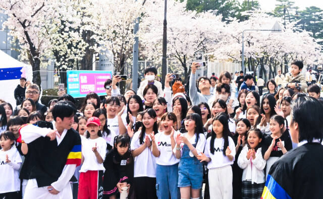 6일 수원월드컵경기장 중앙광장 및 스포츠센터 전면도로에서 열린 ‘2024 차 없는 거리 페스티벌-월드컵UP로드’에 참여한 시민들이 벚꽃길을 배경으로 다채로운 문화공연 등을 관람하며 즐거운 시간을 보내고 있다.조주현기자