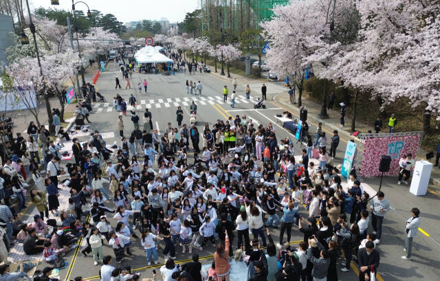 6일 수원월드컵경기장 중앙광장 및 스포츠센터 전면도로에서 열린 ‘2024 차 없는 거리 페스티벌-월드컵UP로드’에 참여한 시민들이 벚꽃길을 배경으로 다채로운 문화공연 등을 관람하며 즐거운 시간을 보내고 있다.조주현기자