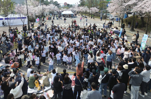 6일 수원월드컵경기장 중앙광장 및 스포츠센터 전면도로에서 열린 ‘2024 차 없는 거리 페스티벌-월드컵UP로드’에 참여한 시민들이 벚꽃길을 배경으로 다채로운 문화공연 등을 관람하며 즐거운 시간을 보내고 있다.조주현기자