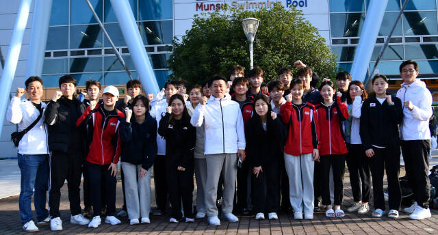 제38회 문화체육관광부장관기 전국체육고등학교 체육대회에 참가한 경기체고 선수와 지도자들이 김호철 교장(가운데)과 기념촬영을 하고있다.경기체고 제공