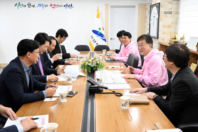 이명근 안산시장이 지난 5일 시청 회의실에서 열린 고용노동부 안산지청과의 간담회에서 이경환 지청장과 중대재해 예방과 일자리 안정을 위한 대책을 논의하고 있다. 안산시 제공