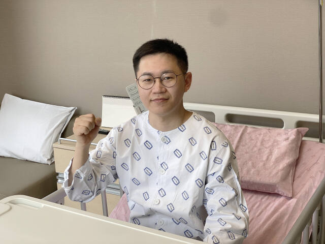 육군 17사단 태풍대대 박도훈(29) 하사가 조혈모세포를 채취하기 전 파이팅으로 성공적인 기증을 다짐하고 있다. 육군 17사단 제공