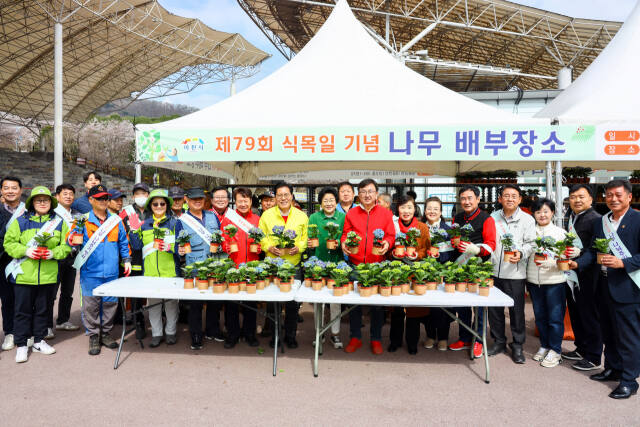 지난 5일 설봉공원 대공연장에서 식목일 기념 나무 나눠주기 행사에 참석한 이천시민들과 관계자들이 기념촬영을 하고 있다. 이천시 제공