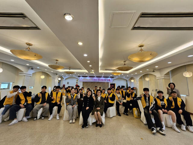 지난 5일 충북 음성군자원봉사센터에서 열린 사회봉사단 발대식에서 강동대학교 간호학과 학생들을 비롯한 관계자들이 기념촬영을 하고 있다. 강동대 제공