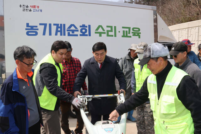 문경복 인천 옹진군수가 지난 4일 덕적면 농기계순회 수리·교육 현장을 찾아 농기계를 살펴보고 있다. 군 제공