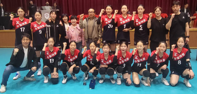2024 경기도교육감배 배구대회에서 여중부 우승을 차지하며 제53회 전국소년체전 경기도대표로 선발된 수원 수일여중 선수단이 우승 후 기념촬영을 하고 있다.황선학기자