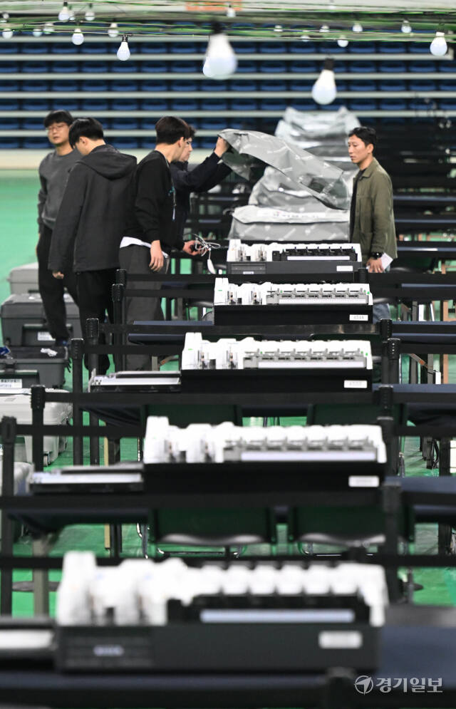 제22대 4.10 국회의원선거를 3일 앞둔 7일 인천시 남동구 남동체육관에 설치된 개표소에서 인천시선관위 관계자들이 투표지 분류기 설치 및 점검 하고 있다. 조병석기자