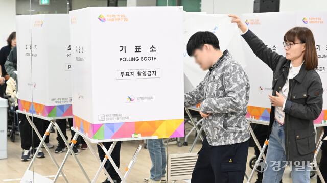 제22대 국회의원선거 사전투표일인 지난 6일 인천 주안6동 행정복지센터 사전투표소에서 중증장애인시설 미추홀 프루내 입소 장애인 유권자가 기표소로 들어서고 있다. 경기일보 DB